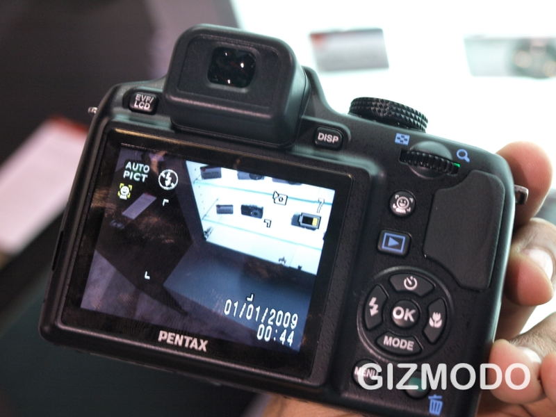 Illustration for article titled Pentax X70 24x Superzoom Is First With 720p Video